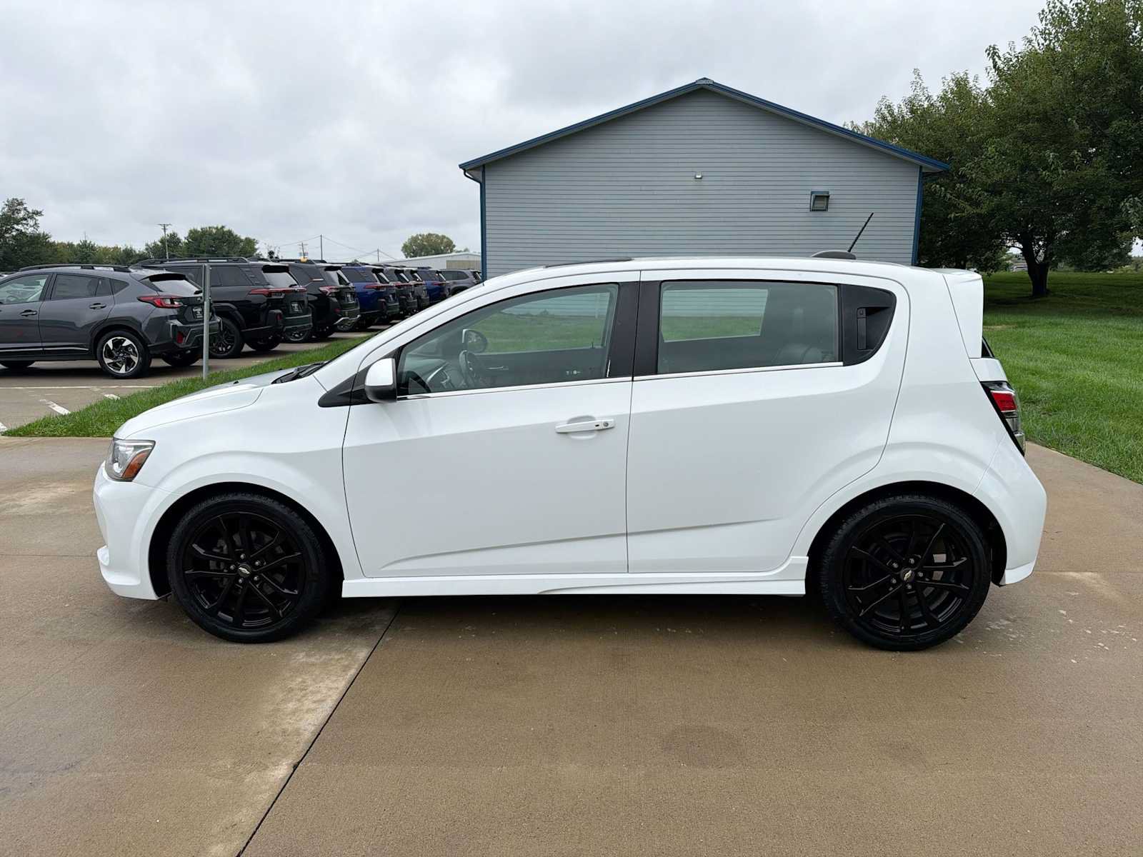 Used 2017 Chevrolet Sonic Premier w/ Driver Confidence Package FWD image 3