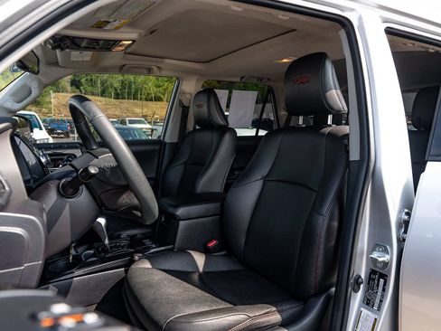 Used 2018 Toyota 4Runner TRD Off-Road Premium AWD/4WD image 21
