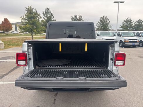 Used 2023 Jeep Gladiator Sport image 12