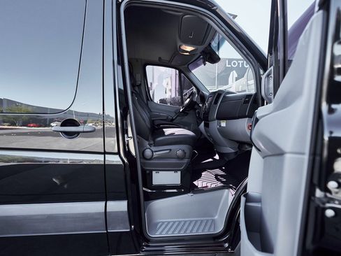 Used 2018 Mercedes-Benz Sprinter 2500 image 31