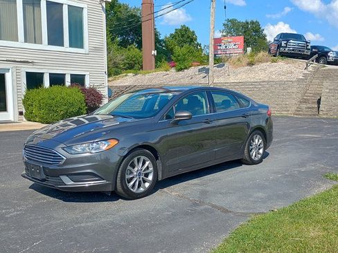 Used 2017 Ford Fusion SE w/ Fusion SE Technology Package FWD image 1