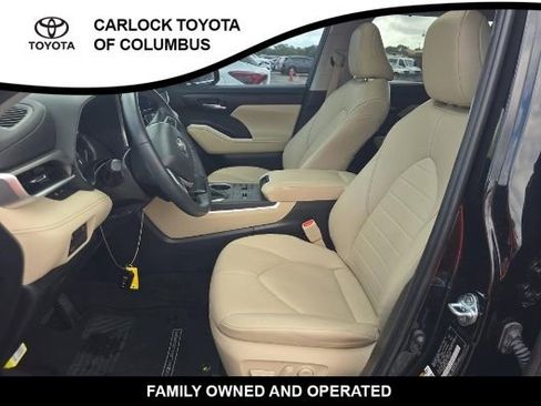 Used 2023 Toyota Highlander XLE image 5