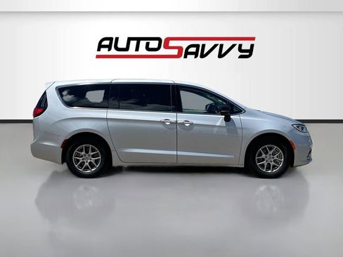 Used 2024 Chrysler Pacifica Touring-L image 8