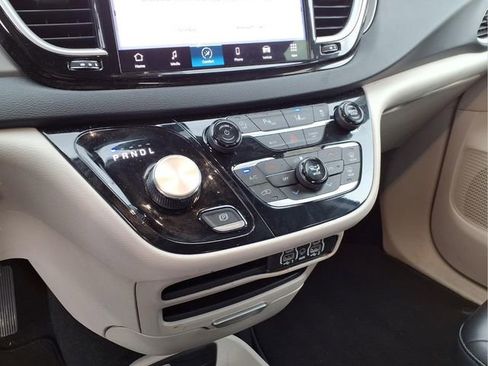 Used 2024 Chrysler Pacifica Touring-L FWD image 6