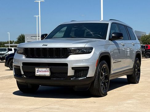 Used 2024 Jeep Grand Cherokee L Laredo AWD/4WD image 3
