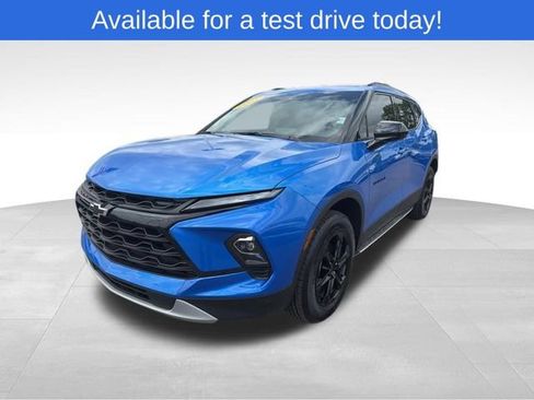 Used 2025 Chevrolet Blazer LT w/ LPO, 'HIT The Road' Package FWD image 3