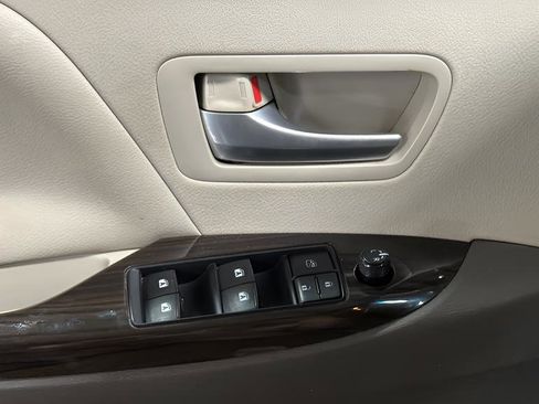 Used 2015 Toyota Sienna XLE AWD/4WD image 19