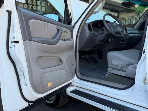 Used 2004 Toyota Sequoia Limited RWD image 3