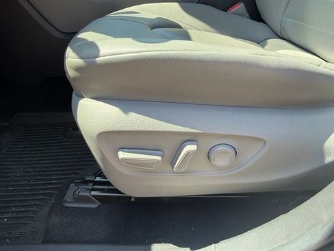 Used 2022 Toyota Highlander XLE AWD/4WD image 8