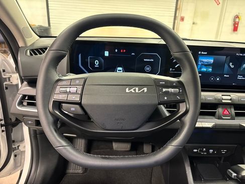 Used 2025 Kia K4 EX image 29