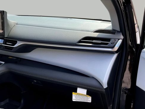 Used 2025 Toyota Sienna XLE FWD image 19