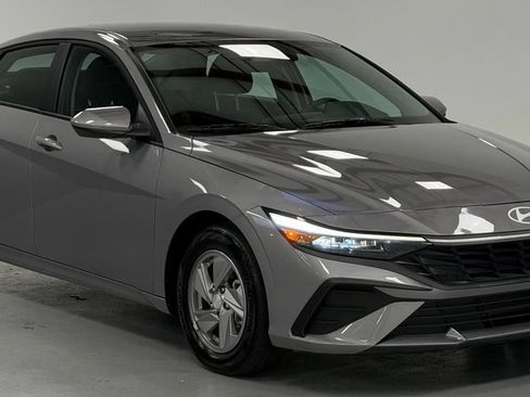 Used 2025 Hyundai Elantra SE FWD image 6