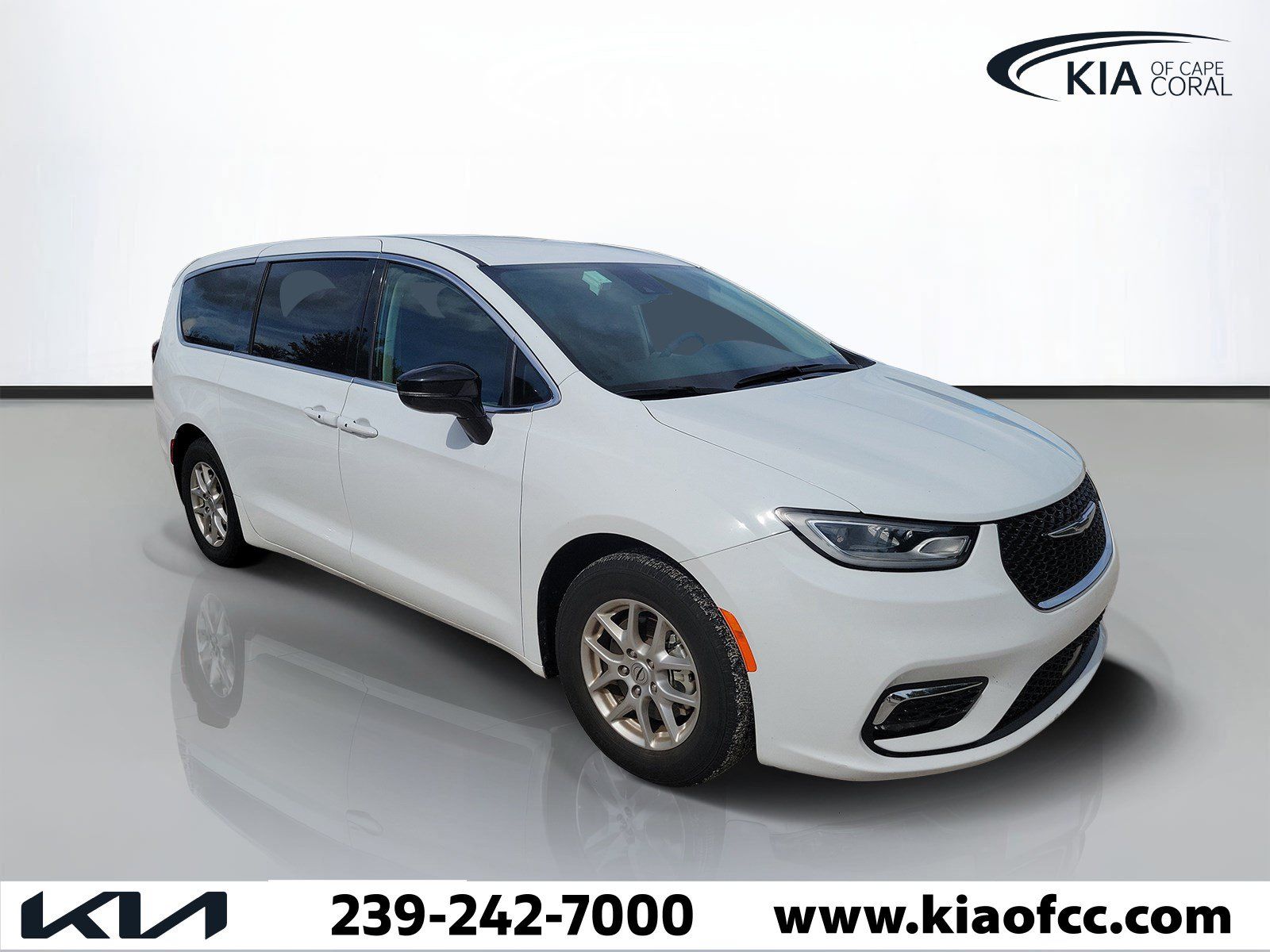 Used 2024 Chrysler Pacifica Touring-L FWD image 1