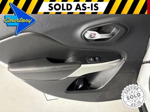 Used 2018 Jeep Cherokee Latitude Plus w/ Comfort/Convenience Group FWD image 32