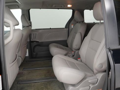 Used 2017 Toyota Sienna XLE image 15