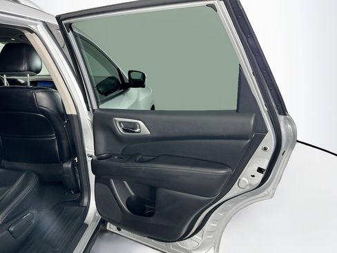 Used 2019 Nissan Pathfinder SL AWD/4WD image 32