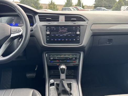 Used 2024 Volkswagen Tiguan SE w/ Panoramic Sunroof Package AWD/4WD image 12