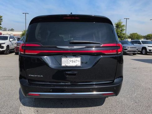 Certified 2024 Chrysler Pacifica Touring-L FWD image 5