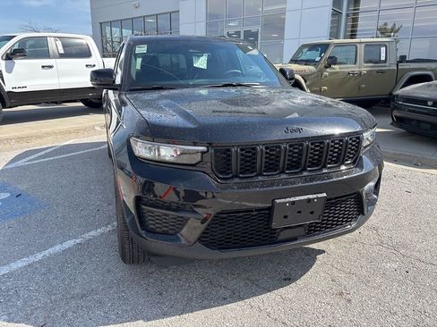 Used 2025 Jeep Grand Cherokee Altitude image 4