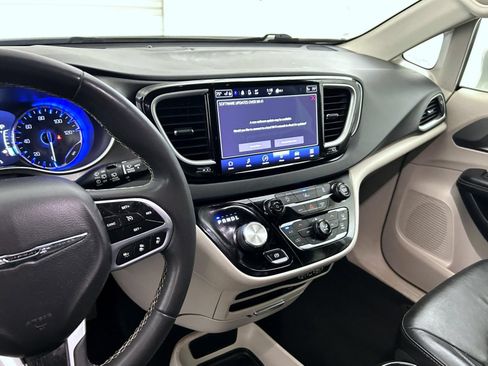 Used 2022 Chrysler Pacifica Touring-L FWD image 12