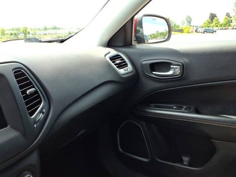 Used 2019 Jeep Compass Latitude FWD image 9