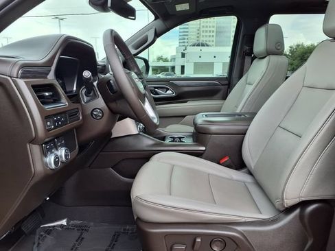Used 2023 GMC Yukon SLT w/ SLT Premium Package AWD/4WD image 4
