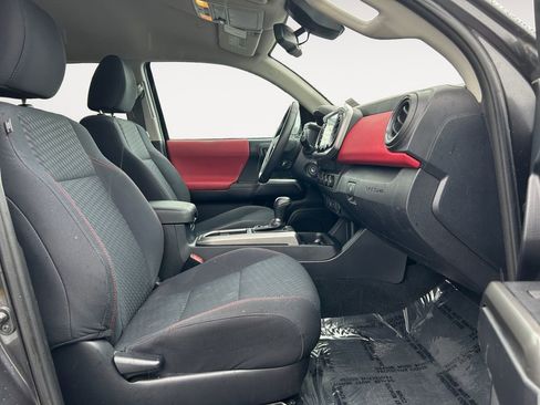 Used 2020 Toyota Tacoma SR5 AWD/4WD image 11