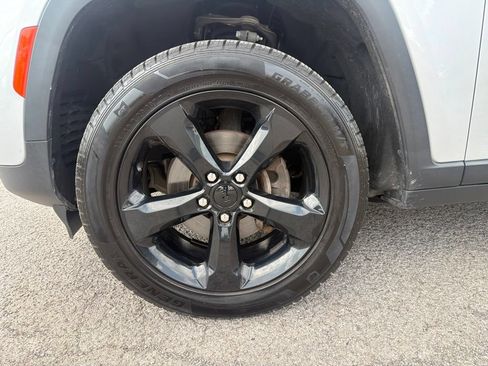 Used 2023 Jeep Grand Cherokee Altitude AWD/4WD image 10