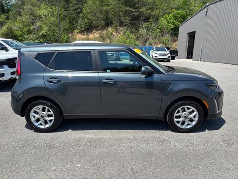 Used 2025 Kia Soul LX w/ LX Technology Package FWD image 4