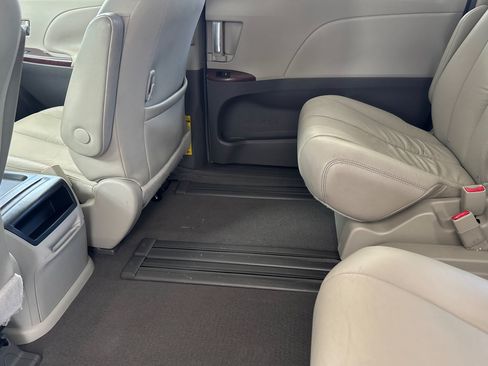 Used 2011 Toyota Sienna XLE FWD image 15