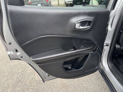 Used 2018 Jeep Compass Latitude AWD/4WD image 43