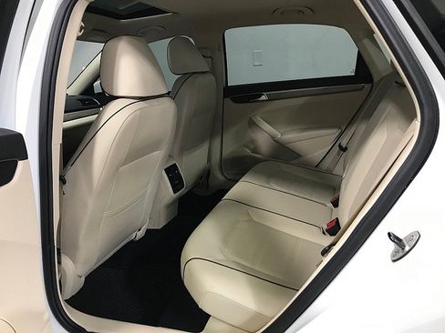 Used 2018 Volkswagen Passat 2.0T SE FWD image 19