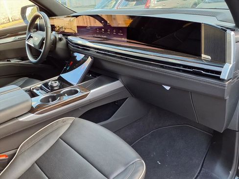 Certified 2025 Cadillac Escalade Premium Luxury image 8