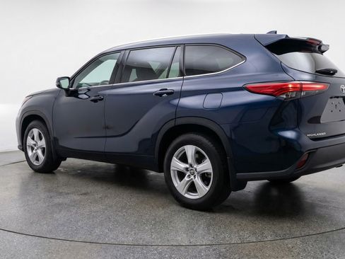 Used 2025 Toyota Highlander LE image 6