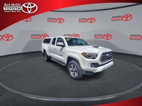 Used 2017 Toyota Tacoma TRD Sport w/ Tow Package (A/T) AWD/4WD image 2