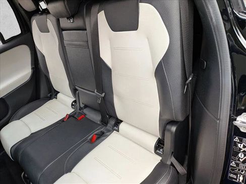 Used 2021 Mercedes-Benz GLB 250 image 11
