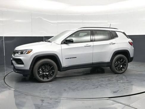 Used 2026 Jeep Compass Latitude AWD/4WD image 9
