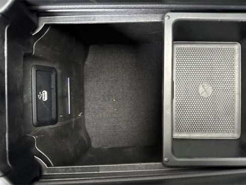 Used 2025 Mercedes-Benz GLC 300 4MATIC image 32