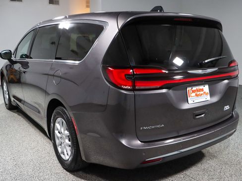 Used 2023 Chrysler Pacifica Touring-L image 9