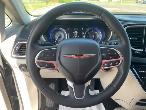 Used 2023 Chrysler Pacifica Touring-L FWD image 25