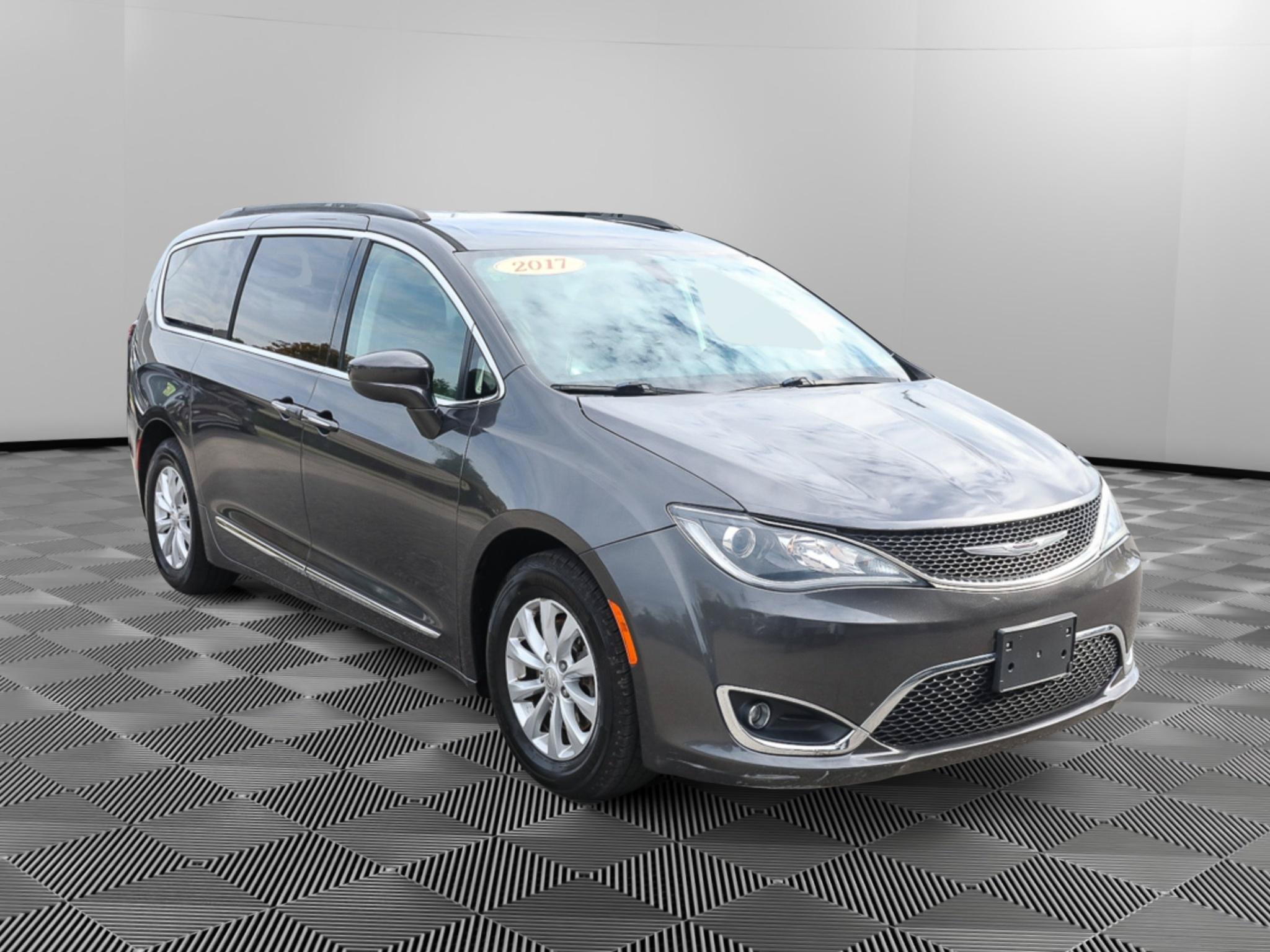 Used 2017 Chrysler Pacifica Touring-L FWD image 1