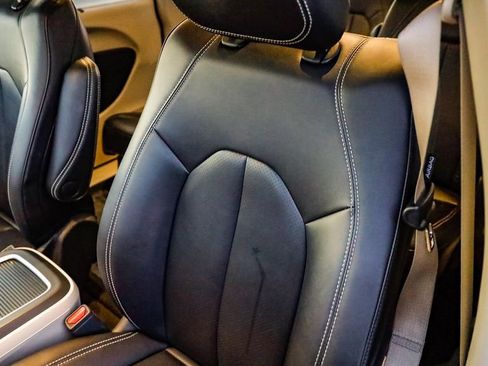 Certified 2024 Chrysler Pacifica Touring-L image 30