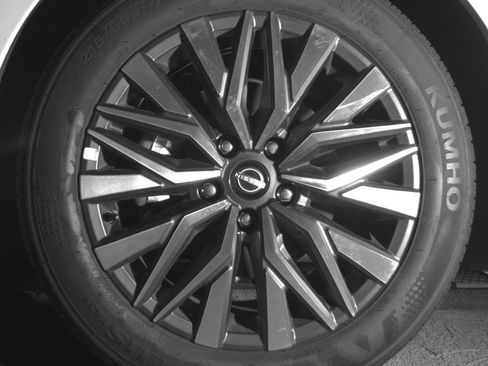 Used 2025 Nissan Altima 2.5 SV FWD image 12