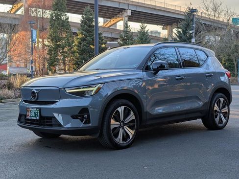 Used 2023 Volvo XC40 Recharge Plus image 3