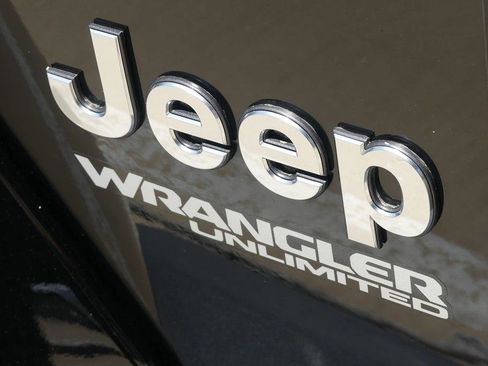 Used 2018 Jeep Wrangler Unlimited Sahara w/ LED Lighting Group AWD/4WD image 36