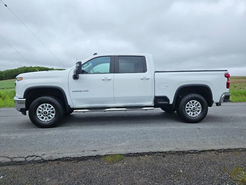 Used 2022 Chevrolet Silverado 2500 LT w/ Convenience Package AWD/4WD image 3