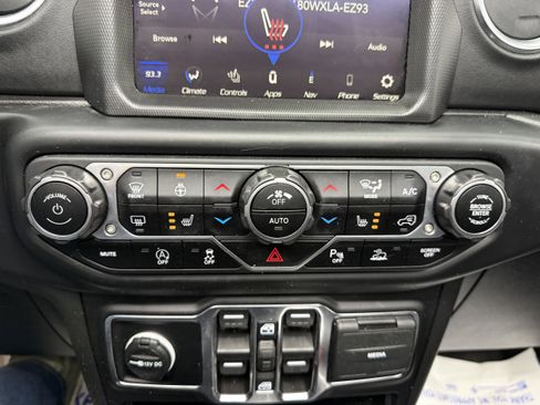 Used 2022 Jeep Wrangler Unlimited Sahara image 20