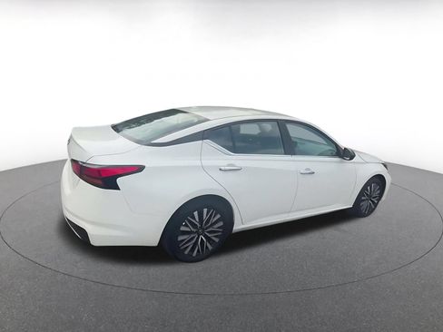 Used 2025 Nissan Altima 2.5 SV FWD image 14