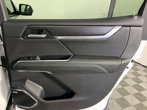 Used 2025 GMC Acadia Elevation image 24