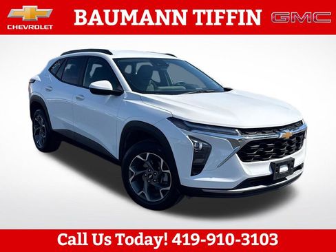 Used 2025 Chevrolet Trax LT FWD image 1